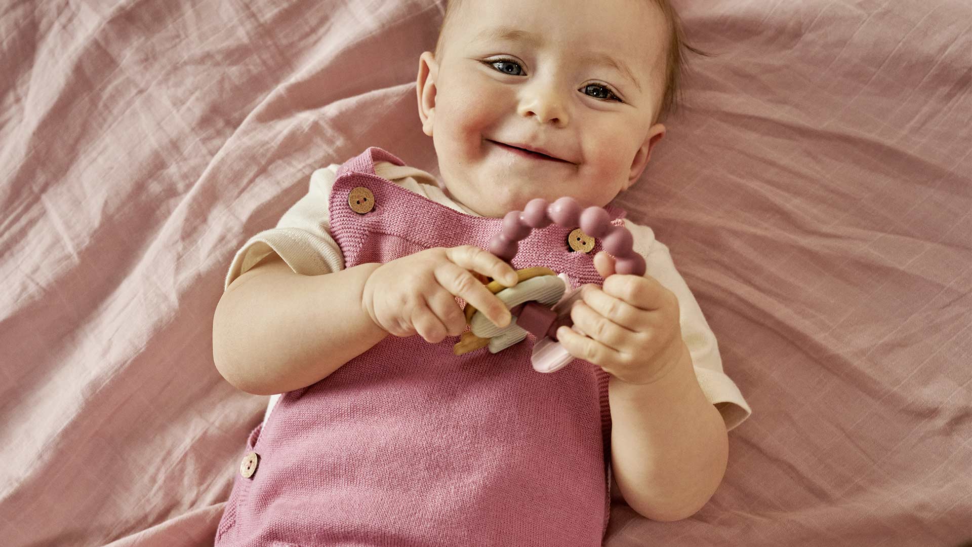 Bébé souriant avec hochet