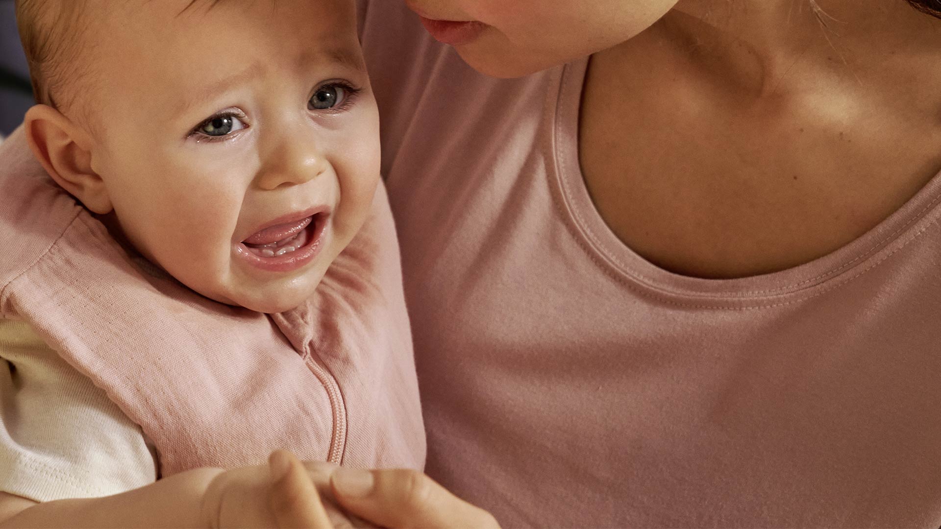 Maman apaisant bébé