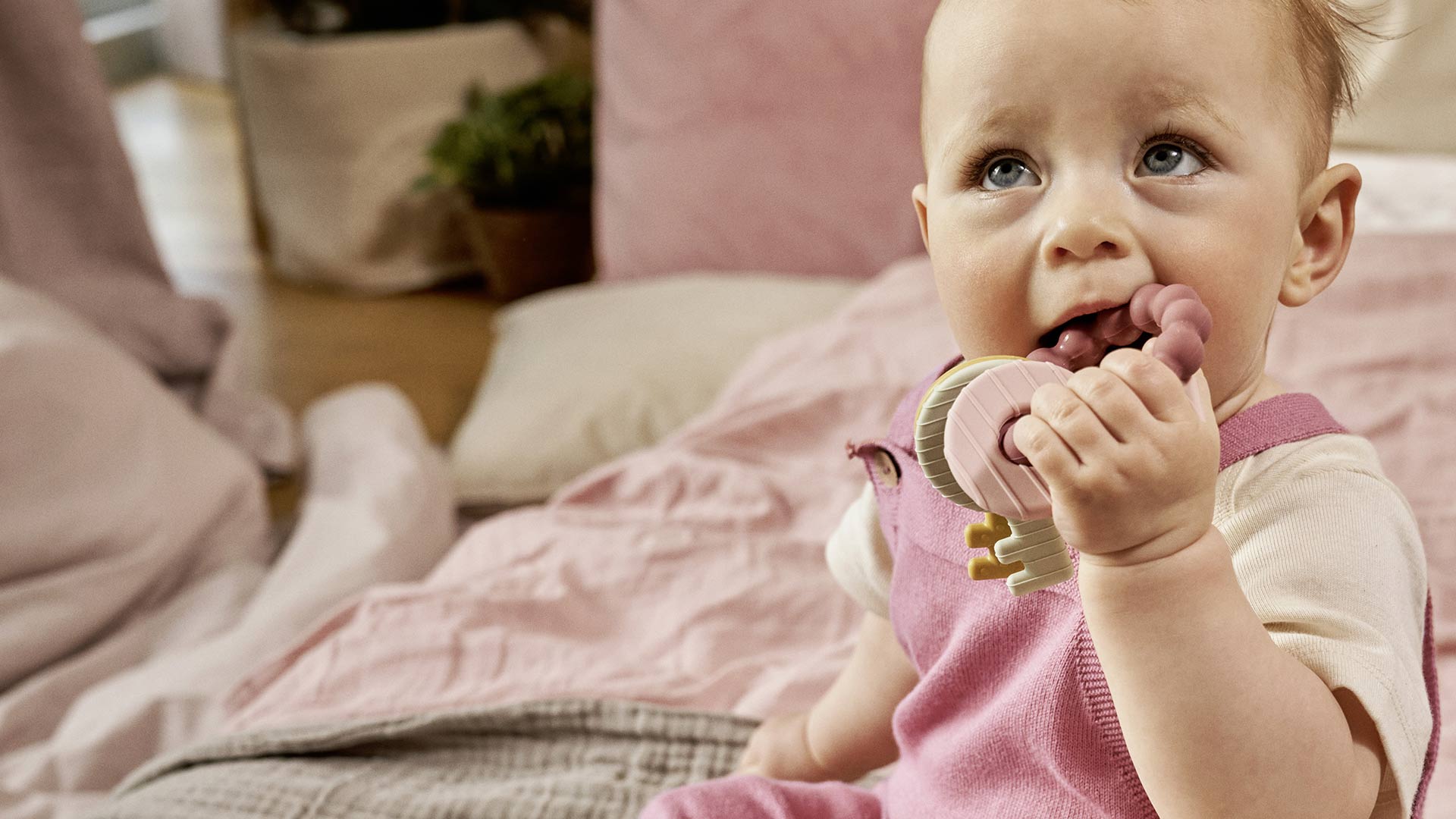 Bébé fait ses dents sur hochet