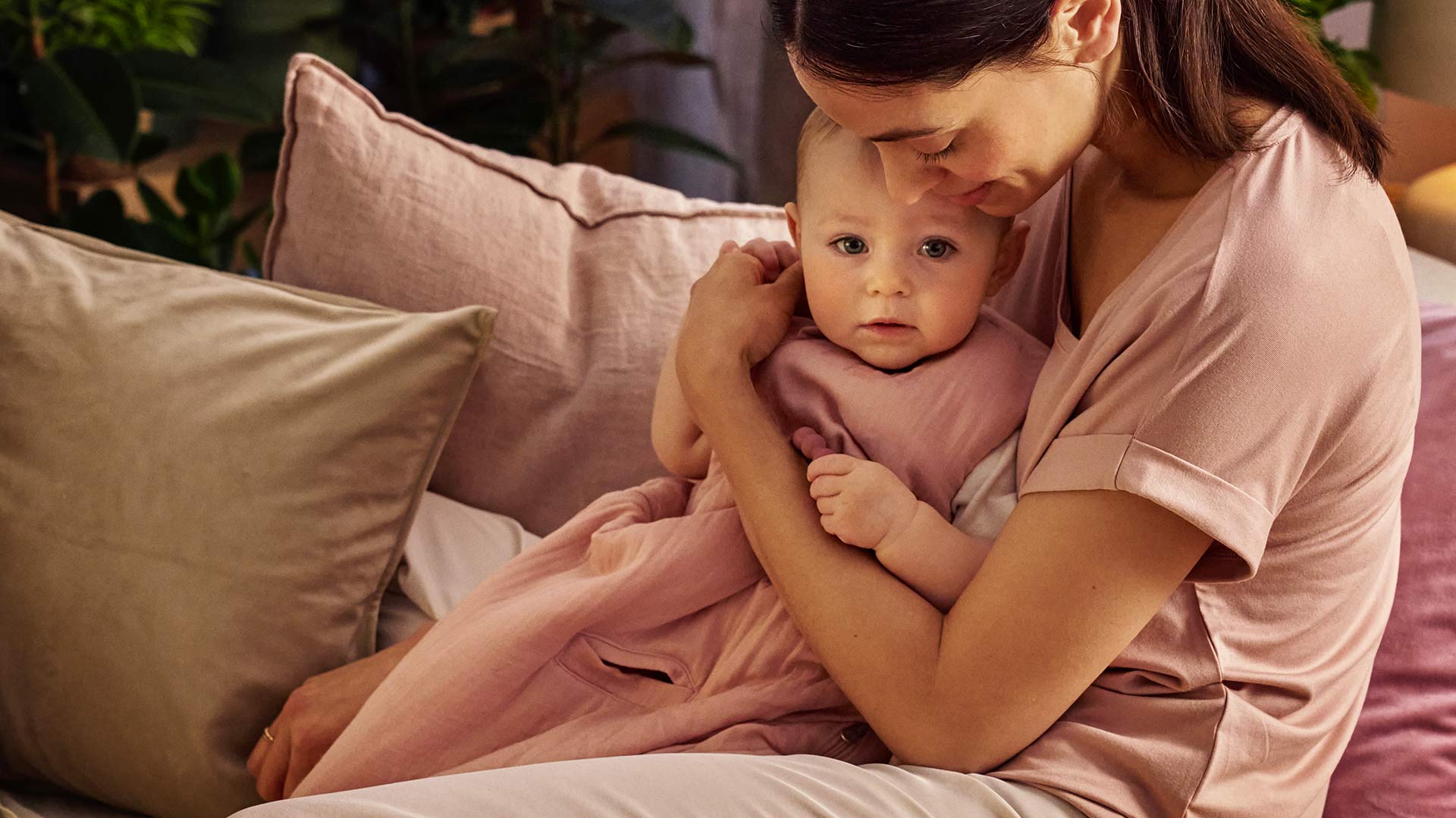 bébé dans les bras de maman