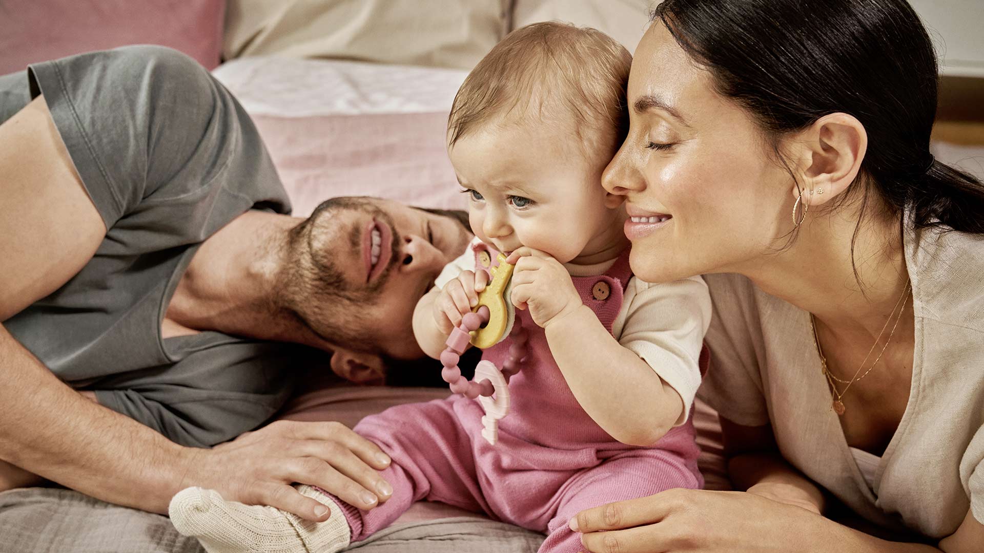 Bébé entouré de ses parents